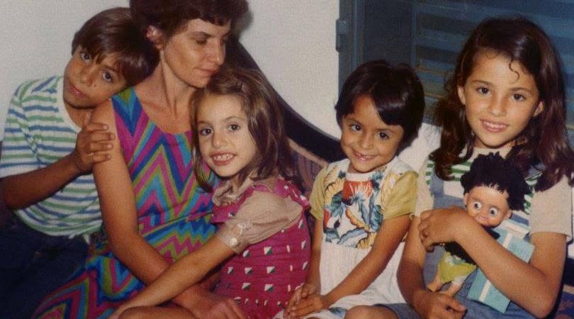 Tere con los cuatro hijos de Hugo