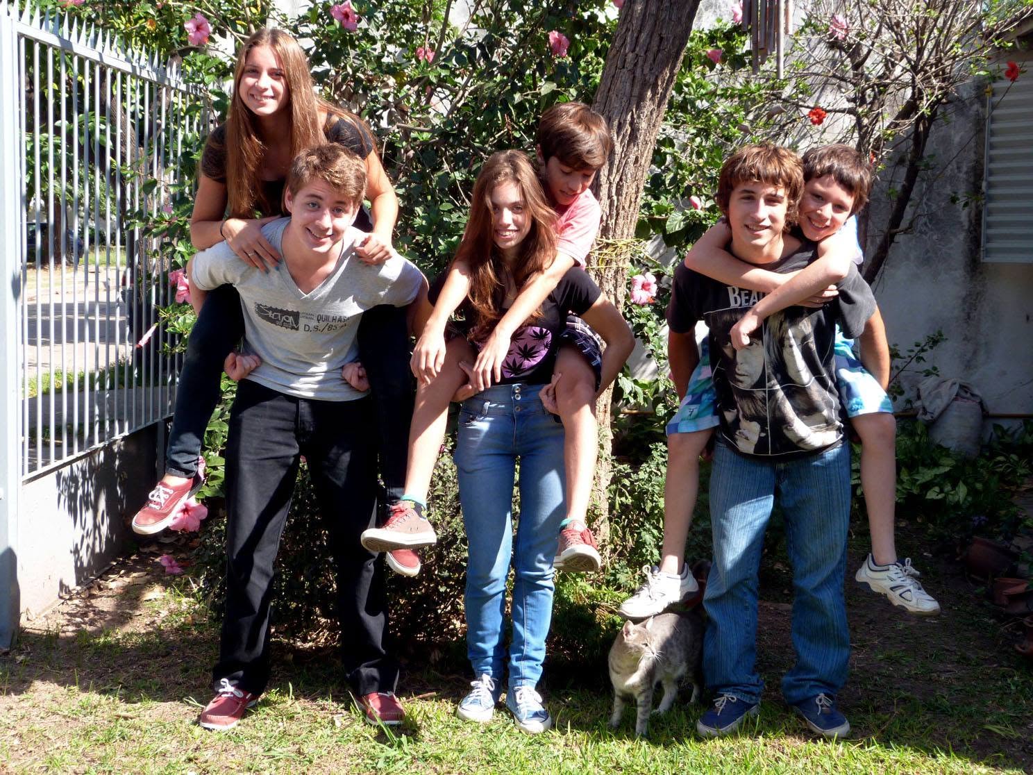 Los seis nietos de Hugo en el jardín